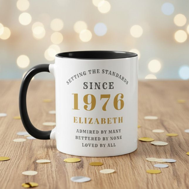 Mug 50e anniversaire 1976 Ajouter un nom Élégant (Born 1976 birthday gift mug. Wood table and blurred background.)