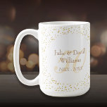 Mug 50e anniversaire de Mariage Gold Dust Confetti<br><div class="desc">Magnifiquement personnalisé avec vos noms et dates sur un délicat 50 (ou monogramme initial) sur un délicat arrière - plan de confetti en or. Conçu par Thisisnotme©</div>