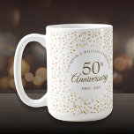 Mug 50e anniversaire du Mariage Coeurs d'or<br><div class="desc">Doté de délicats coeurs dorés. Personnalisez avec vos cinquante ans spéciaux d'information d'anniversaire d'or en lettres d'or chic. Conçu par Thisisnotme©</div>