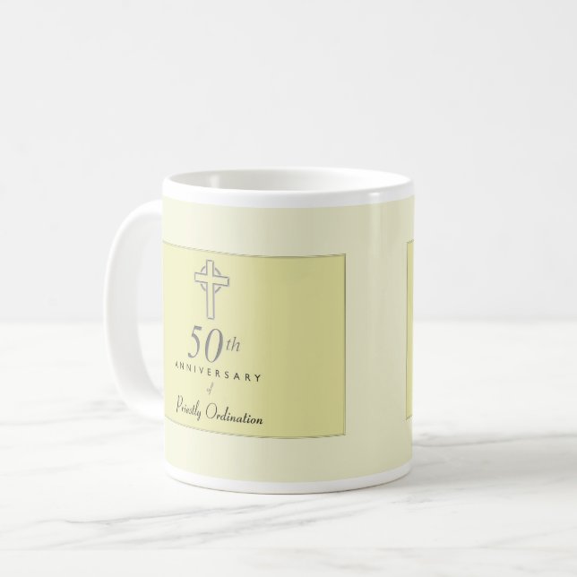 Mug 50e anniversaire du prêtre avec croix bossée (Devant gauche)