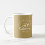 Mug 50e anniversaire Mariage Elégante poussière d'or<br><div class="desc">Personnalisez avec vos détails spéciaux cinquante ans d'or anniversaire en typographie blanche chic sur un arrière - plan de poussière d'or. Conçu par Thisisnotme©</div>