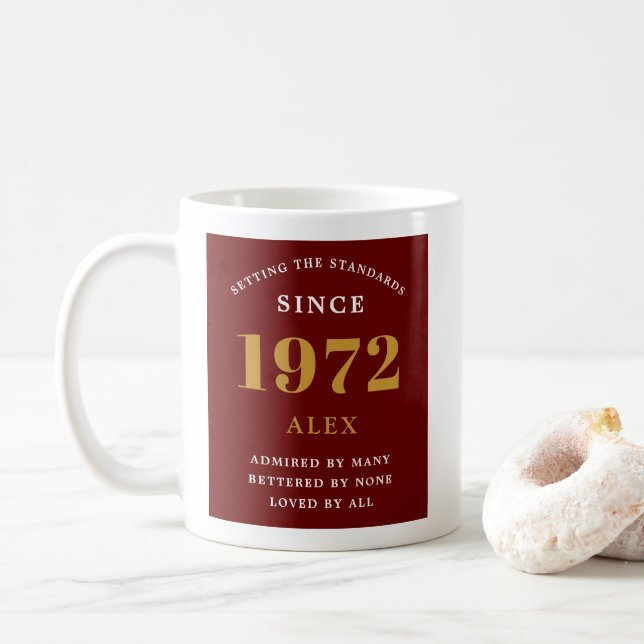 Mug 50e anniversaire Nom 1972 Red Gold Elegant Chic (Avec donut)