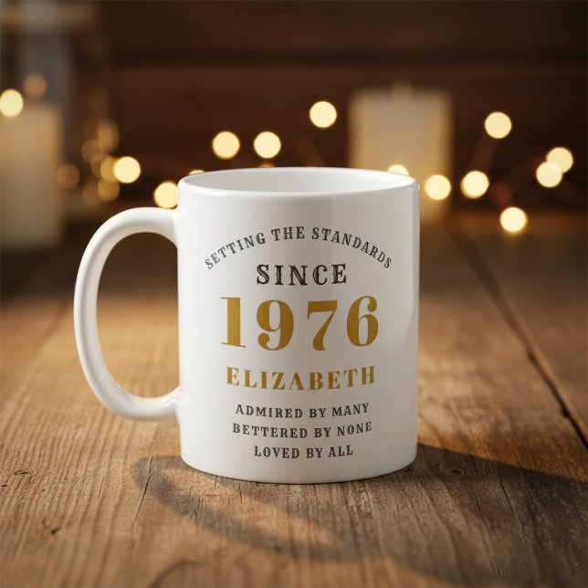 Mug 50e anniversaire personnalisé 1976 Ajouter un nom  (Born 1976 birthday gift mug. Background out of focus.)