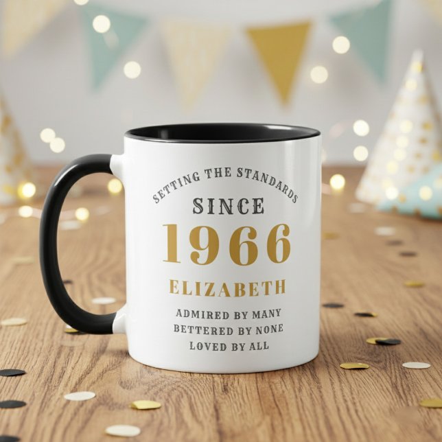 Mug 60e anniversaire 1966 Ajouter un nom Élégant (Born 1966 birthday gift mug. Wood table with out of focus background. )