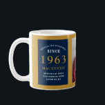 Mug 60th Birthday 1963 Blue Gold Ajouter Nom Photo<br><div class="desc">Une tasse photo en bleu et or pour ces personnes spéciales. Customisez facilement le texte et la photo en utilisant le modèle fourni. Une partie de la gamme de normes d'établissement.</div>