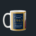 Mug 60th Birthday 1963 Blue Gold Ajouter Nom Photo<br><div class="desc">Une tasse photo en bleu et or pour ces personnes spéciales. Customisez facilement le texte et la photo en utilisant le modèle fourni. Une partie de la gamme de normes d'établissement.</div>