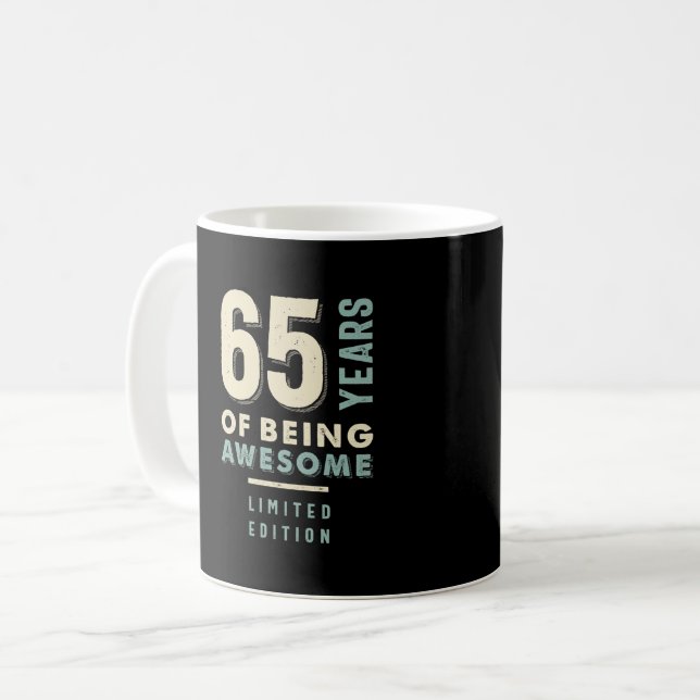 Mug 65 ans d'être génial - 65e anniversaire (Devant gauche)