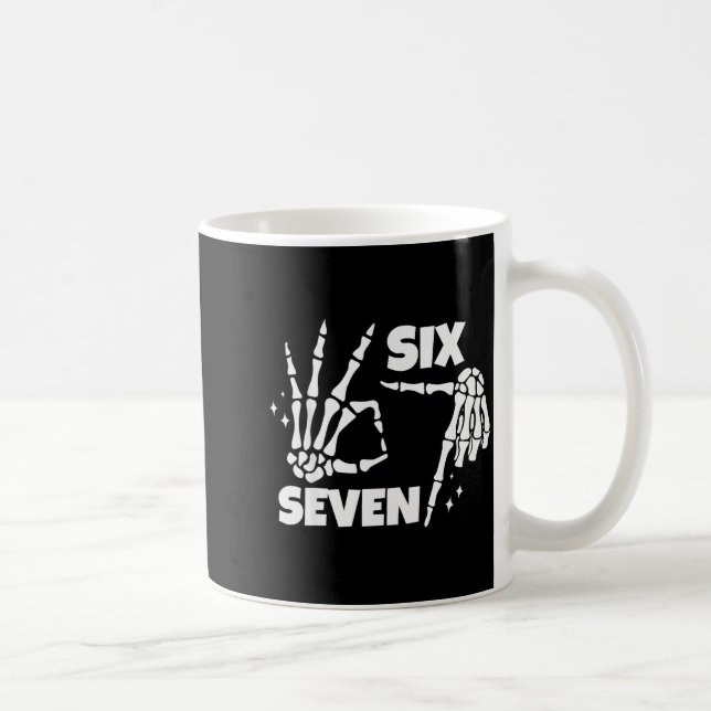 Mug 6 7 Meme Funny Skeleton Hands Halloween Couples Si (Droite)