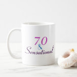 Mug 70 et Sensational 70th Birthday Classy Gift<br><div class="desc">Êtes-vous ou quelqu'un que vous connaissez à l'âge de 70 ans ? Vous cherchez un cadeau d'anniversaire élégant qui est amusant et utile? Faites savoir au monde à quel point il est fabuleux et formidable d'avoir 70 ans avec ce design qui dit "70 & Sensational" en rose, bleu et violet....</div>