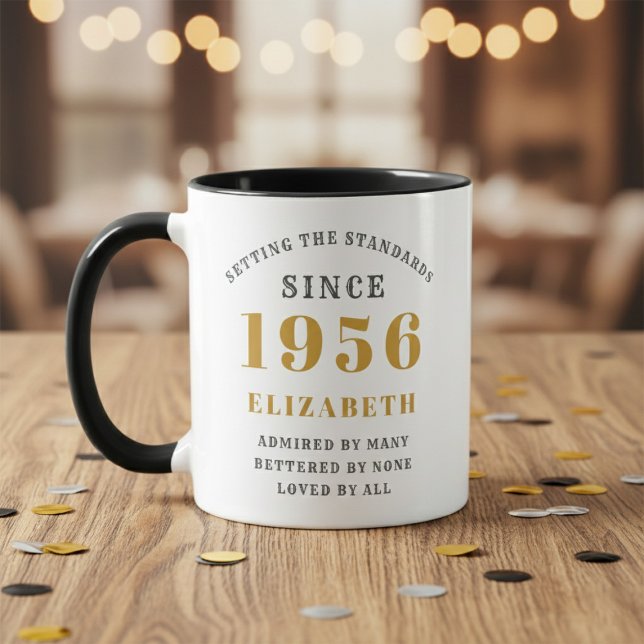 Mug 70e anniversaire 1956 Ajouter un nom Élégant (Born 1956 birthday gift mug. Wood table, blurred background.)