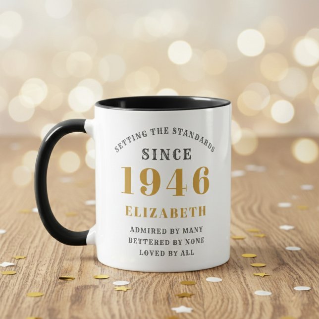 Mug 80e anniversaire 1946 Ajouter un nom Élégant (Born 1946 birthday gift mug. Blurred wood background.)