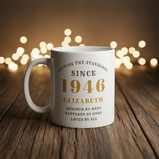 Mug 80e anniversaire personnalisé 1946 Ajouter un nom  (Born 1946 birthday gift mug. Background out of focus.)