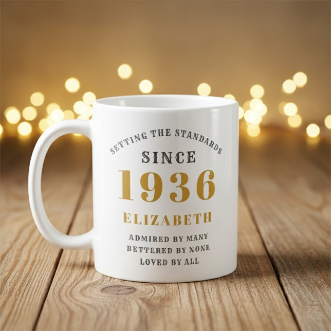 Mug 90e anniversaire personnalisé 1936 Ajouter un nom  (Born 1936 birthday gift mug. Background out of focus.)