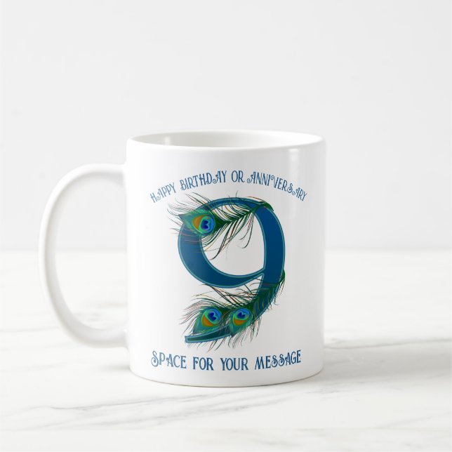 Mug 9e anniversaire Plume de paon personnalisable (Gauche)