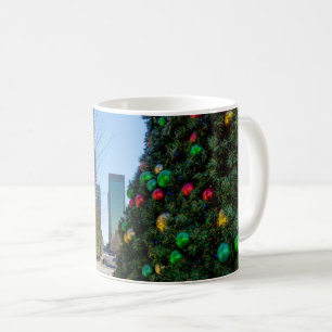 Mug A Côté De L'Arbre De Noël De Dallas