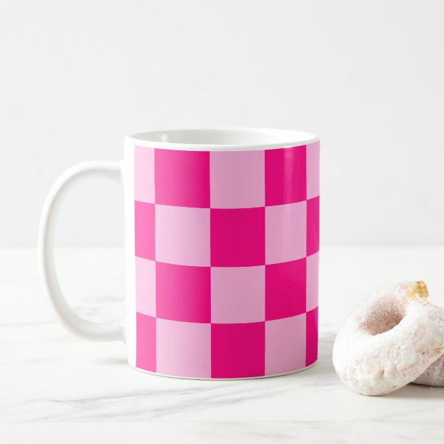 Mug à damiers carré léger rose chaud rétro géométrique (Avec donut)