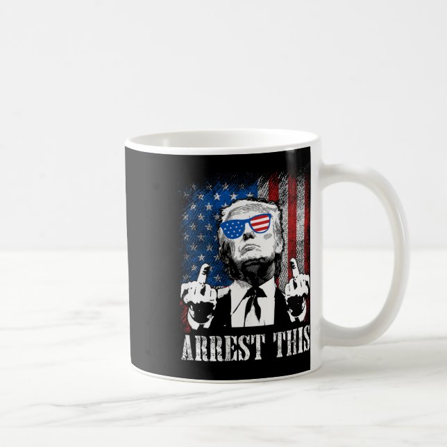 Mug (à l'arrière) Arrêter ce Trump 2025 Drapeau améric (Droite)