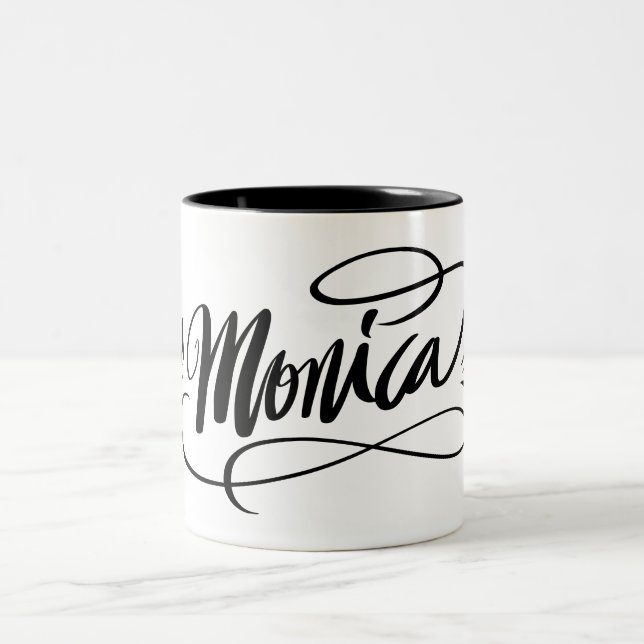 Mug à lettres personnalisées avec le nom Monica (Centre)