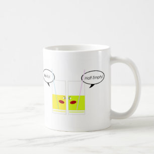 Mug À moitié plein en verre contre à moitié vide e