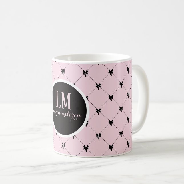 Mug à monogramme rose et noir avec nœud papillon e (Devant droit)