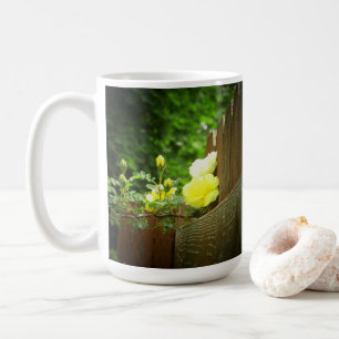 Mug Abeille de miel pollinisant la haie de rose jaune
