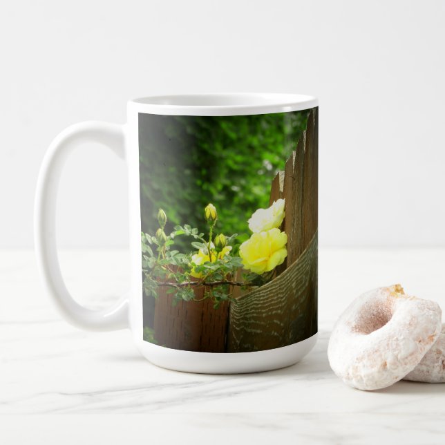 Mug Abeille de miel pollinisant la haie de rose jaune (Avec donut)