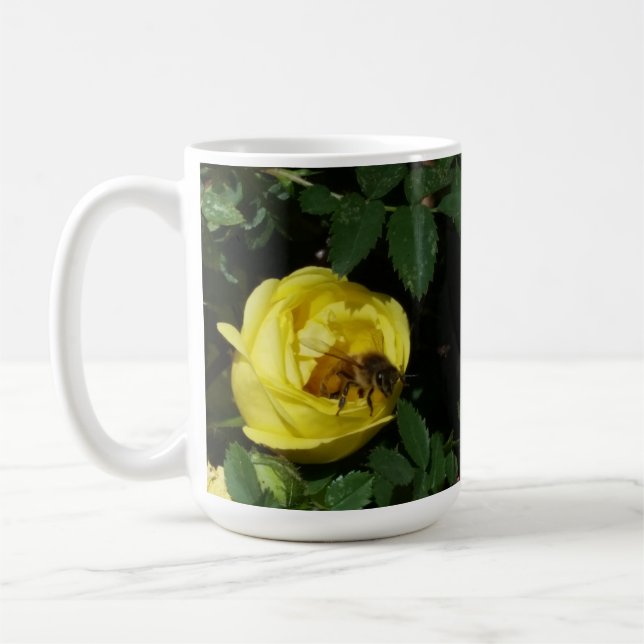 Mug Abeille de miel pollinisant le rose jaune (Gauche)