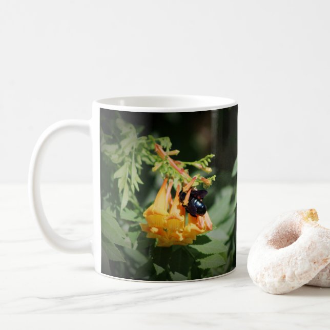 Mug Abeille noire sur la fleur de vigne de la trompett (Avec donut)