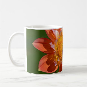 Mug Abeille sur la fleur orange de dahlia