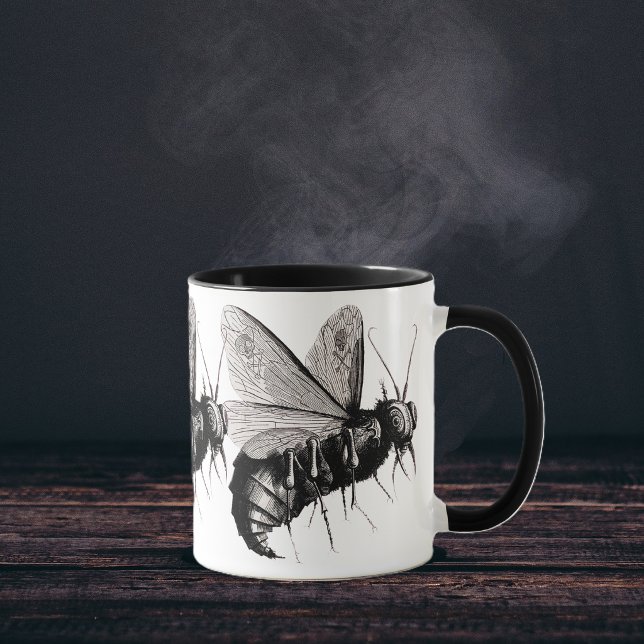 Mug Abeilles gothiques crâne ailes (Big black white creepy bee with skull crossbones on wings on blck white coffee or tea mug.)