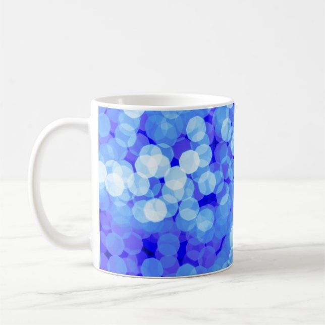 Mug Abstrait bleu clair bokeh. Bac bleu classique (Gauche)