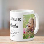 Mug Abuela Te Amamos Photo Personnalisée<br><div class="desc">Célébrez une abuela bien-aimée avec cette tasse photo design personnalisée. Vous pouvez ajouter deux photos d'un petit-enfant ou de petits-enfants, personnaliser l'expression à "Te Amo" ou "Te Amamos", et personnaliser la façon dont elle est traitée ("Abuela", "Abuelita", "Tita", etc). Vous pouvez également ajouter le nom et l'année du petit-enfant ou...</div>