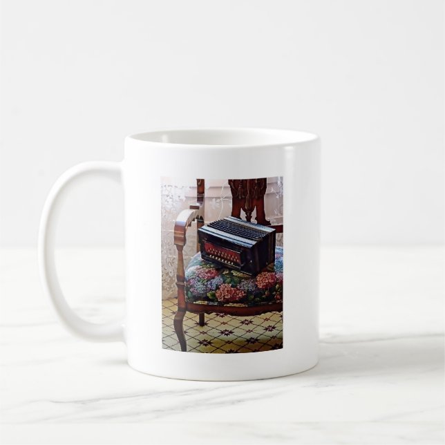 Mug Accordéon bouton sur chaise avec siège à fleurs (Gauche)