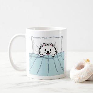 Mug Adorable Chien Poméranien blanc couché dans un lit
