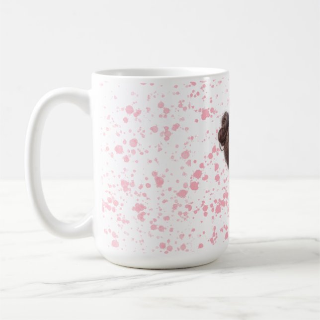 Mug Adorable Fille qui se Penche en Robe Jaune & Chign (Gauche)