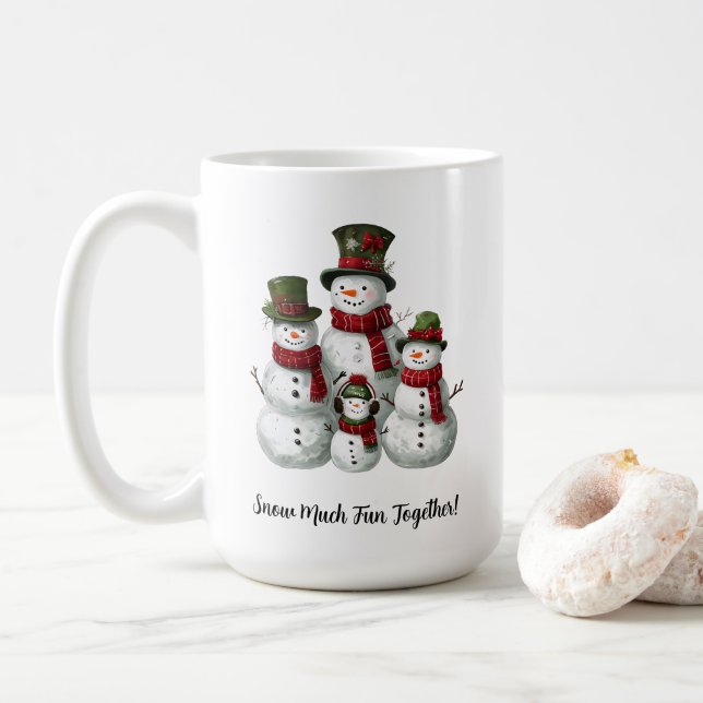 Mug Adorable Snowman Family in Matching Hats & Scarves (Avec donut)