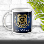 Mug Agent de police Bouclier personnalisé<br><div class="desc">Le souvenir de l'officier de police avec un badge encastré dans une couronne de laurier d'or,  avec personnalisation. Parfait pour les anniversaires,  les promotions,  les diplômes ou la retraite.</div>