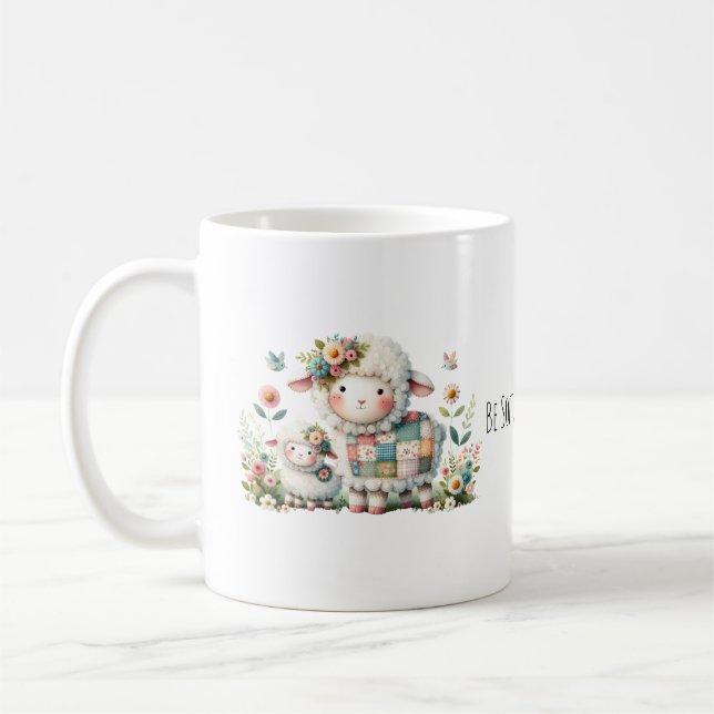 Mug Agneaux mignons aux accents floraux et patchwork (Gauche)