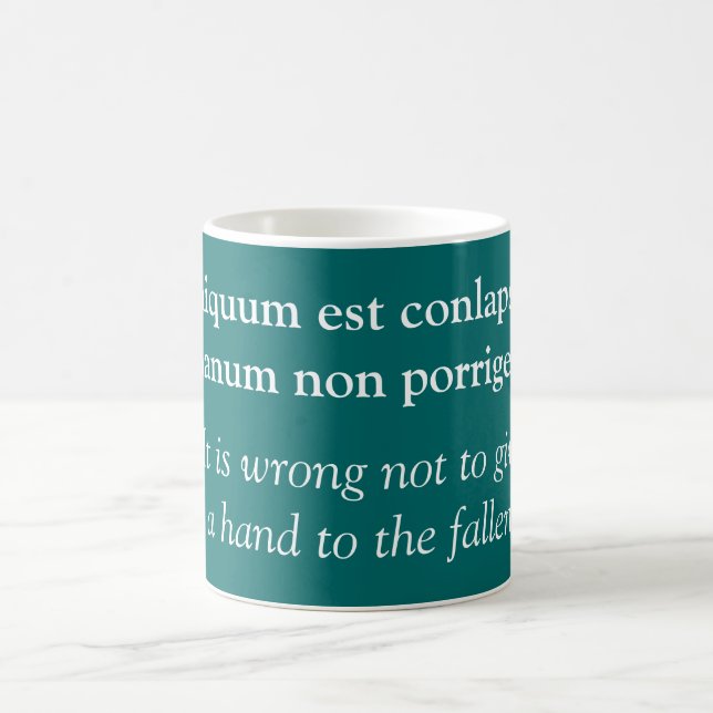 Mug Aidez les victimes - Citation Seneca l'Aîné (Centre)