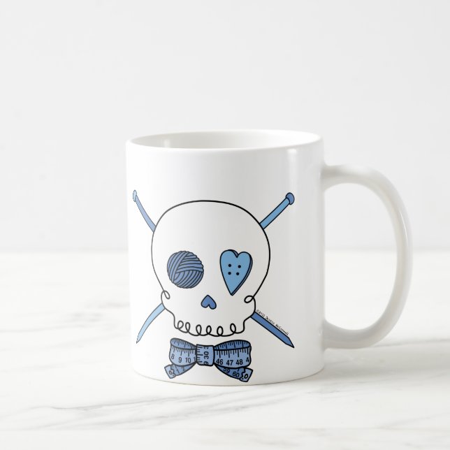Mug Aiguilles de crâne et de tricot (bleues) (Droite)