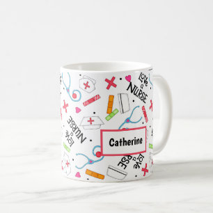 Mug Aimez un nom blanc coloré d'art d'infirmière