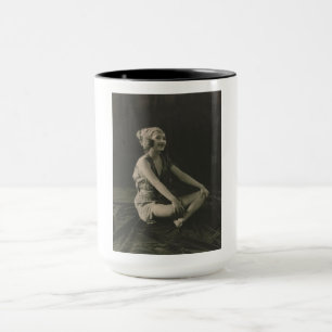 Mug Aimez une pauvre femme de ménage assise Jambes cro