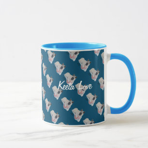 Mug akita jouant avec un chien farci rose