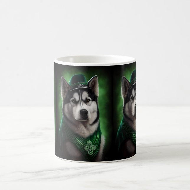 Mug Alaskan Malamute chien en robe de fête St. Patrick (Centre)