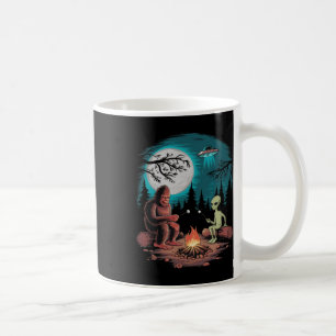 Mug Alien Drôle Et Bigfoot Faisant Une Randonnée Lune