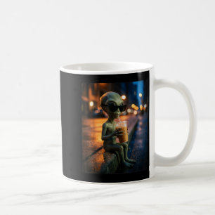 Mug Alien drôle portant des lunettes de soleil buvant