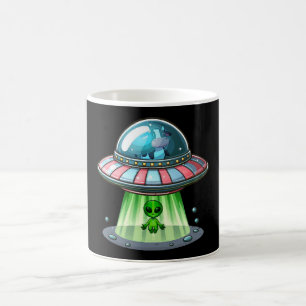 Mug Alien enlevant une vache