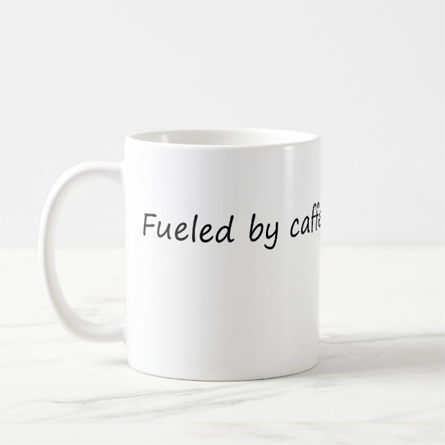 Mug Alimenté par la caféine et le sarcasme - Drôle Sar (Gauche)