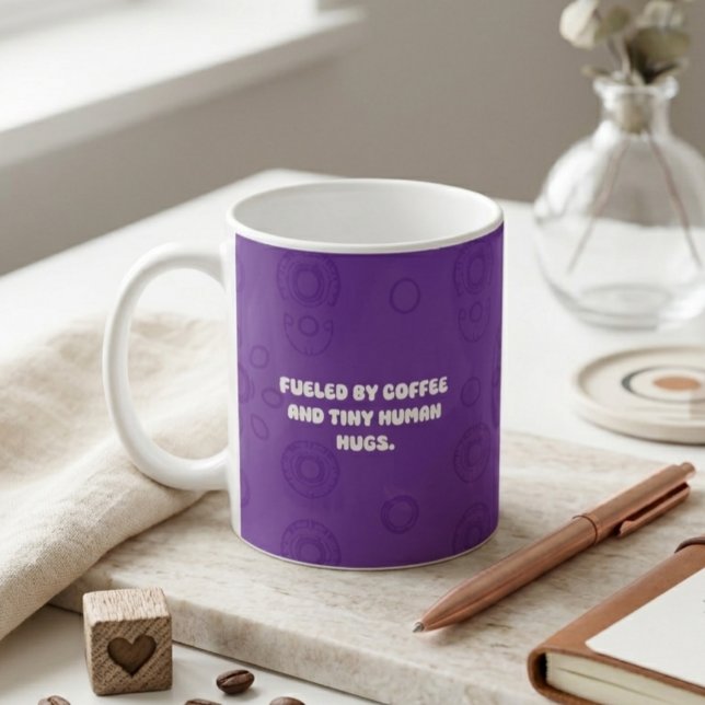 Mug Alimenté par le café et les câlins de petit humain (Créateur téléchargé)