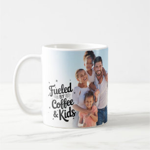 Mug Alimenté par le café et les enfants Photo drôle de